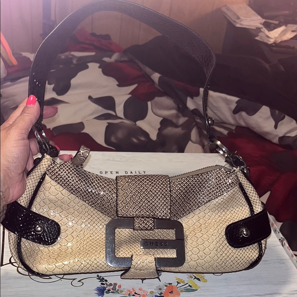 Guess Cream and Black Shoulder Bag with Elegant Design